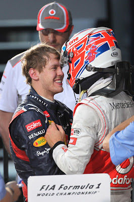 Себастьян Феттель и Дженсон Баттон обнимаются после финиша на Гран-при Австралии 2012