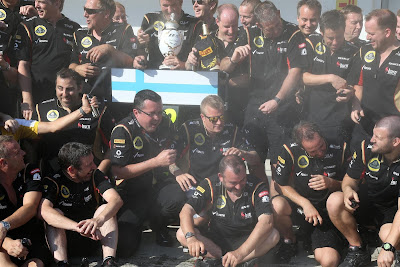 команда Lotus празднует подиум с дезодорантом на Гран-при Венгрии 2013