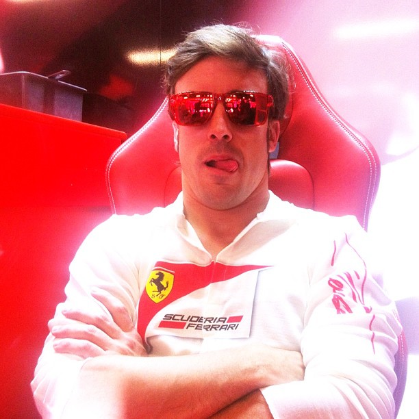 Фернандо Алонсо облизывается в красном кресле на Гран-при Испании 2012