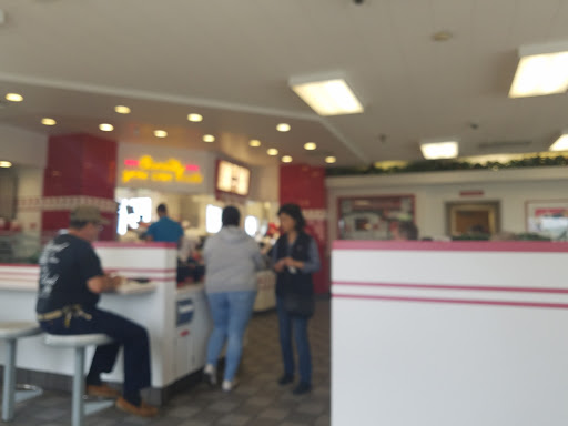 Hamburger Restaurant «In-N-Out Burger», reviews and photos, 381 W Esplanade Dr, Oxnard, CA 93036, USA