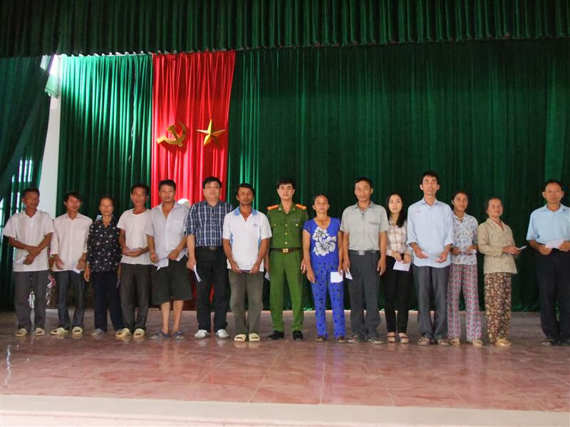 Ông Nguyễn Đăng Lộc đại diện cộng đồng người Việt  ở Cộng hòa Séc và Trưởng Công an thị xã Hoàng Mai trao quà cho bà con phường Quỳnh Dị