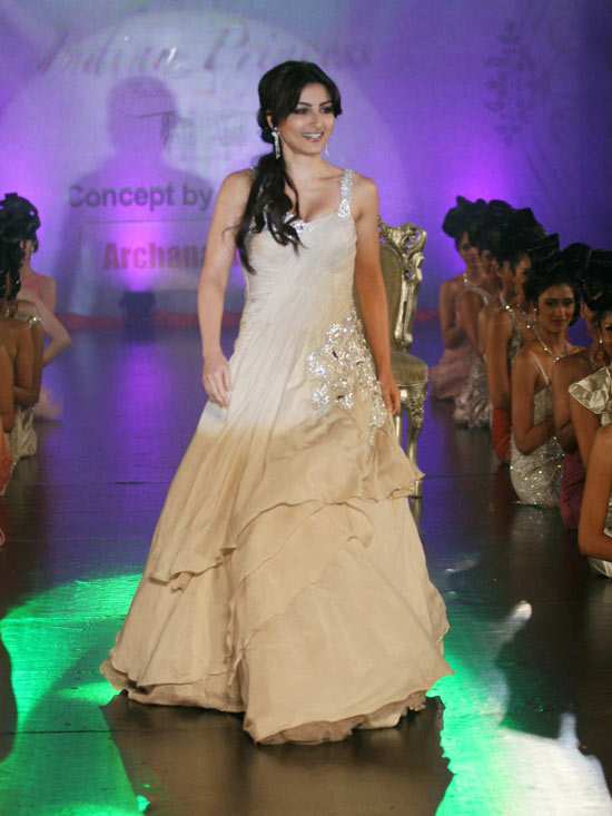 HOT Indian models ramp @ Launch of ‘Indian Princess Fashion’ 2011