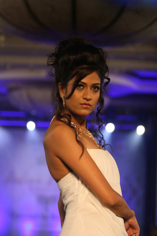 HOT Indian models ramp @ Launch of ‘Indian Princess Fashion’ 2011