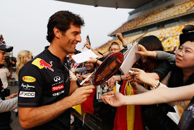 Марк Уэббер раздает автографы болельщикам Шанхая на Гран-при Китая 2011