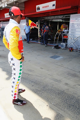 Льюис Хэмилтон следит за боксам Red Bull Марка Уэббера на Гран-при Испании 2011 в субботу