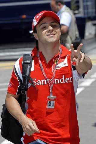 peace Фелипе Масса идет по паддоку на Гран-при Испании 2011