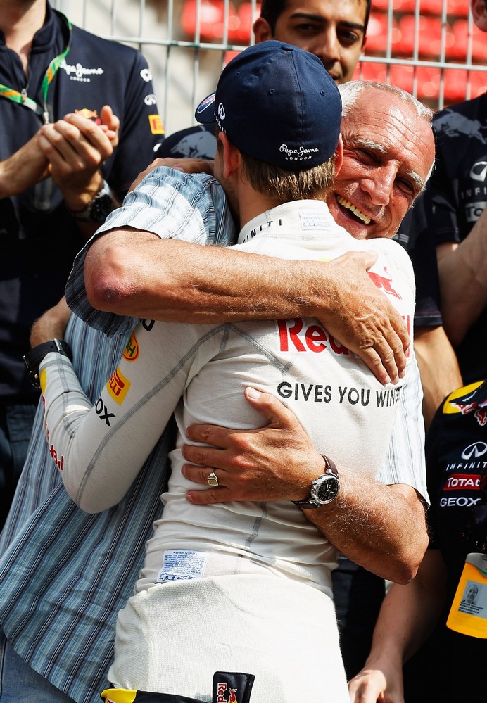 Себастьян Феттель и Дитер Матешиц обнимаются после победы на Гран-при Испании 2011
