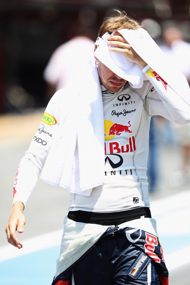 Себастьян Феттель вытирает голову полотенцем перед Гран-при Испании 2011