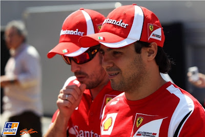 Фернандо Алонсо кашляет позади Фелипе Массы на Гран-при Испании 2011