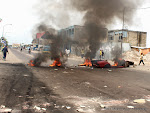 Des pneus brûlés le 19/01/2015 par des manifestants à Kinshasa qui répondaient au mot d’ordre de l’opposition congolaise de manifester contre l’adoption de la loi électorale au parlement. Radio Okapi/Ph. John Bompengo