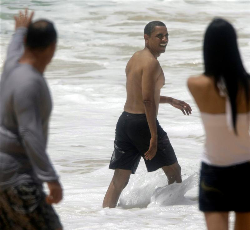people_on_the_beach_call_out_to_barack_obama_in_th_1819273030.jpg