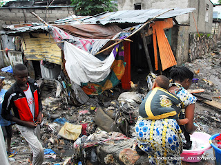 Des victimes de la pluie à Kinshasa. Radio Okapi/ Ph. John Bompengo