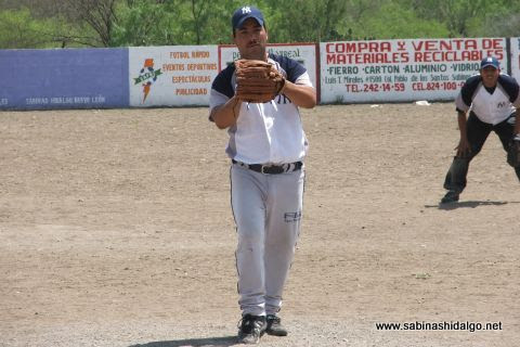 Dagoberto Torres de Yankees en el softbol del Club Sertoma