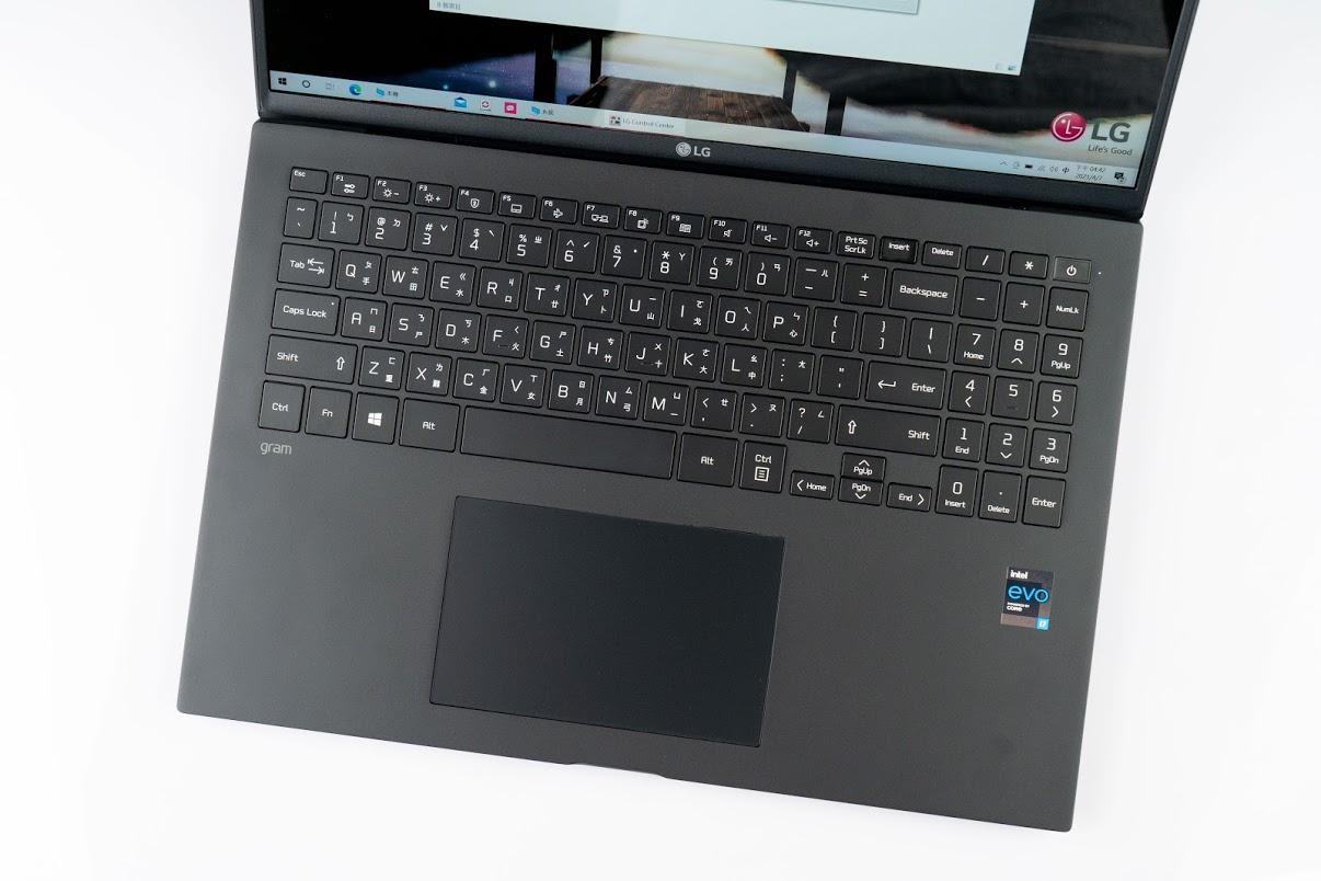 2021 輕薄筆電 LG gram 軍規筆電 16Z90P 開箱體驗｜Intel® Core™ i7-1165G7、IPS DCI-P3 99%、Thunderbolt 4、DTS：X Ultra、MIL-STD-810G 軍規測試｜科技狗 - LG, lg gram, PTT, 上手, 樂金, 筆電, 評測, 軍規筆電, 開箱, 開箱上手, 體驗 - 科技狗 3C DOG