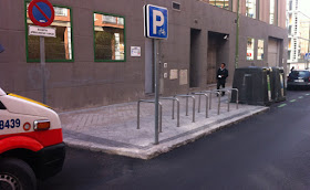 Aparcamiento de bicicletas en la calle Bustamante. Madrid