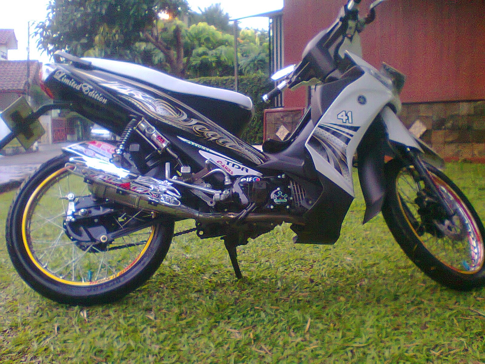 Modifikasi F One Zr