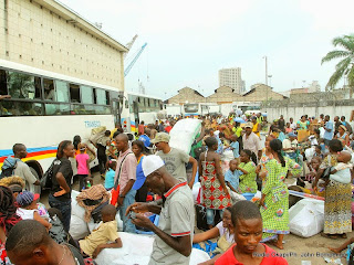 Les expulsés de Brazzaville dans leur nouveau site d'accueil aménagé à Maluku dans la périphérie est de Kinshasa, le 15 mai 2014. Radio Okapi/Ph. John Bompengo.