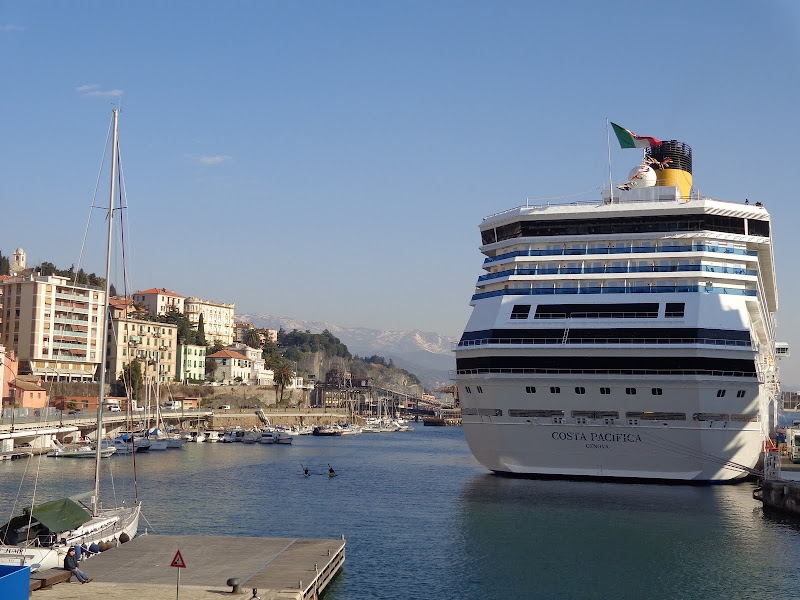 А включите-ка мне усилители качки! А подайте-ка белых пиджаков. Costa Paсifica февраль 13г