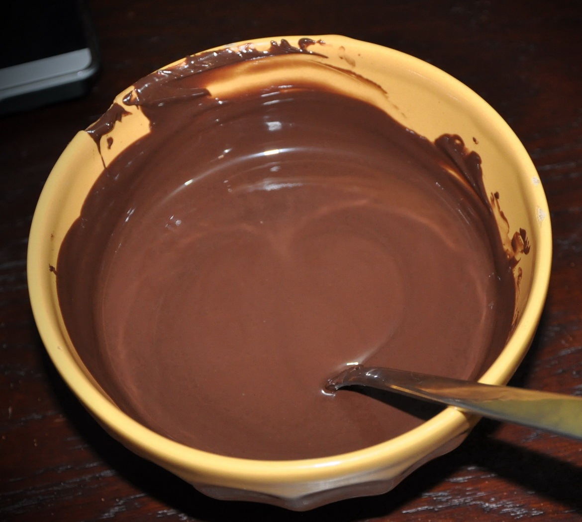 Поставь шоколад. Шоколадная паста из какао. Приготовление шоколада. Помадка шоколадная с какао. Приготовление домашнего шоколада.