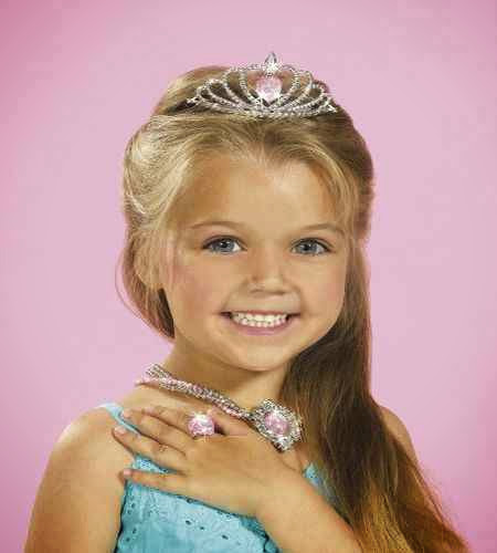 Buena idea cubrir a las niñas con alguas joyas para la Fiesta de princesas Buena idea cubrir a las niñas con alguas joyas para la Fiesta de princesas