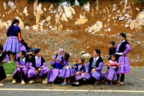 Tiếng nhạc trên trang phục người Mông ở Mộc Châu moc chau pys travel004 Tiếng nhạc trên trang phục người Mông ở Mộc Châu