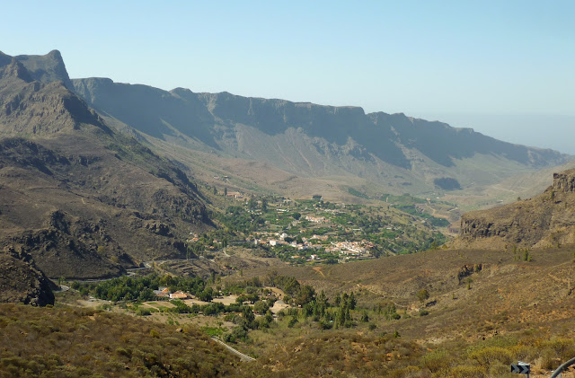 Blick von Sant Bartolome de Tirjana nach Fataga.