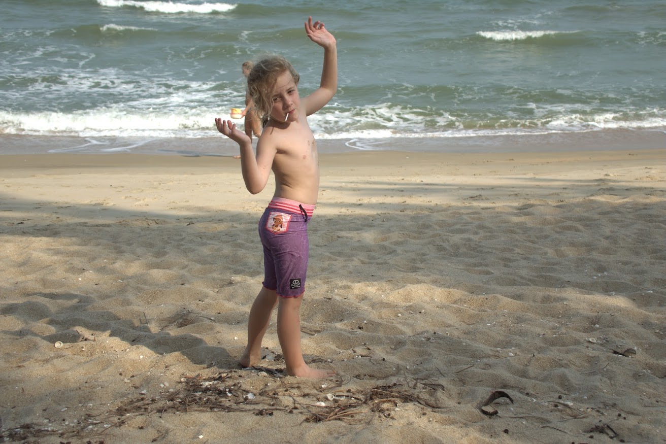 Karma poserar på stranden