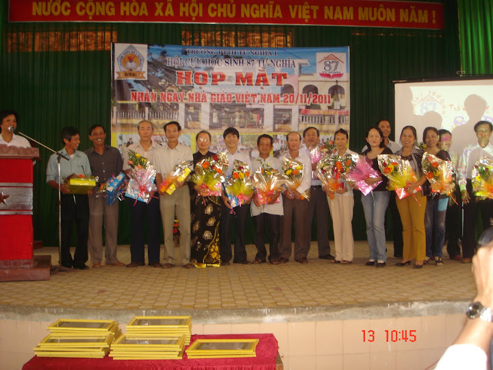 Chào mừng Ngày nhà giáo Việt Nam 20/11 2010 - Page 3 DSC00029