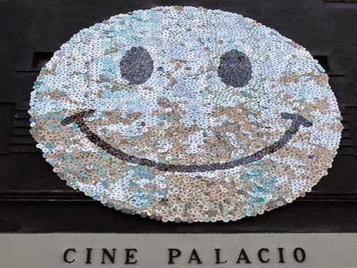 La sonrisa de un `Smiley´recupera la fachada del antiguo  cine Palacio dentro del `Proyecto Genuino´ impulsado por  el Gobierno municipal