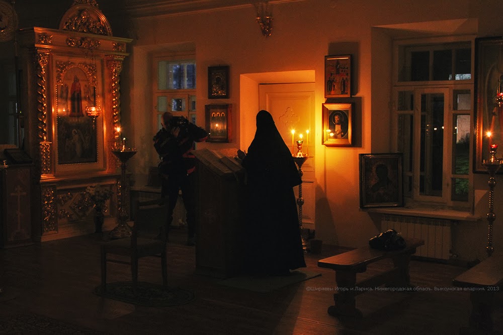 Вечерние молитвы святых. Вечернее молитвенное правило в женском монастыре. Вечерняя молитва фото.