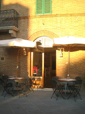 Alfresco dining  at restaurant La Porta di Sotto in Buonconvento