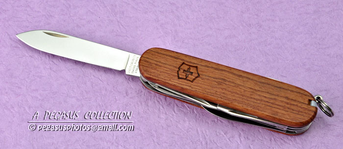 Victorinox_HuntsmanHardwood_05_wms.jpg