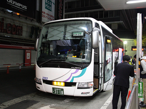 名鉄バス「名古屋新宿線」Sクラスシート車　2253　新宿改札中