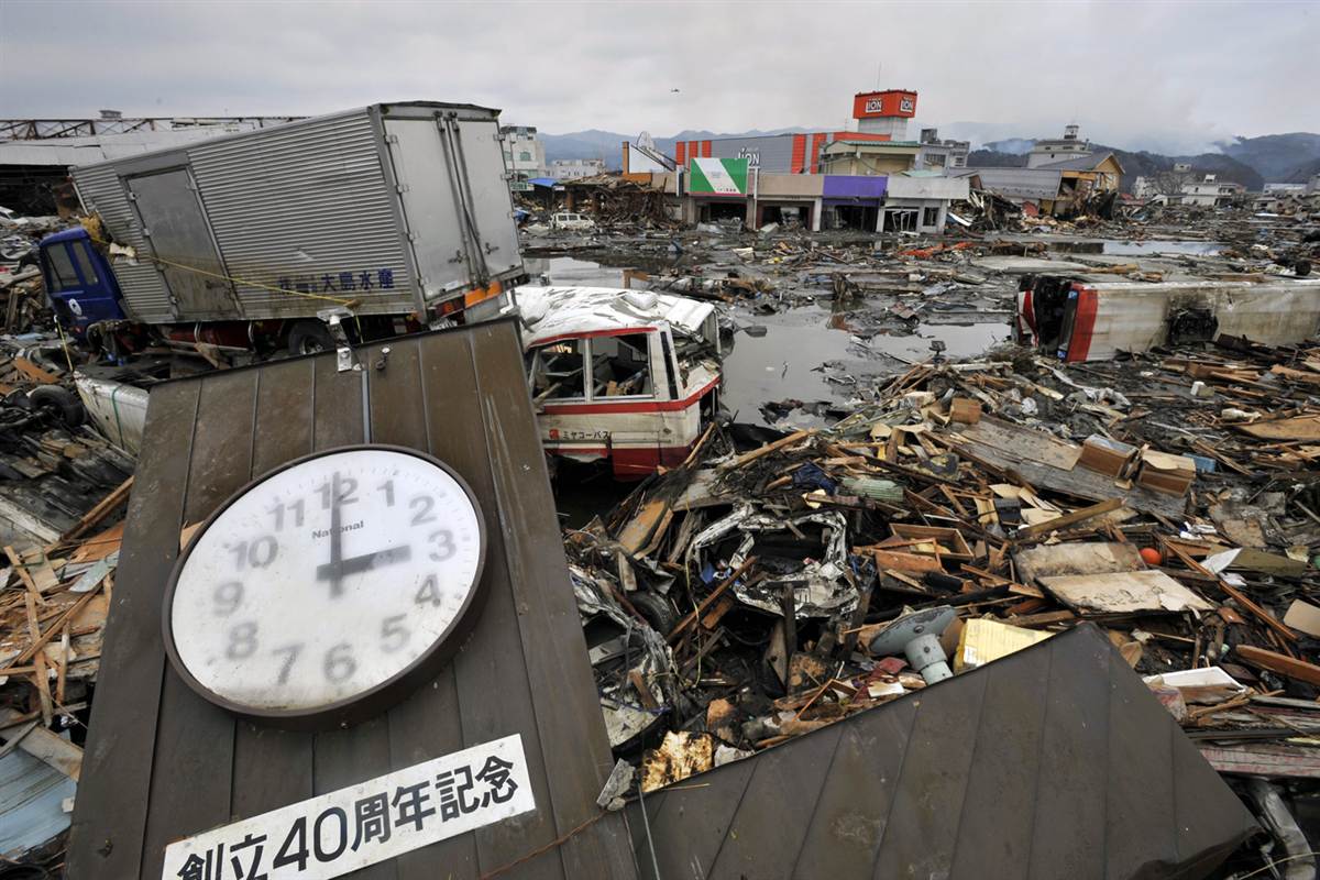 Фукусима сколько погибших. ЦУНАМИ Фукусима 2011. Фукусима землетрясение и ЦУНАМИ. ЦУНАМИ В Японии 2011 Фукусима.