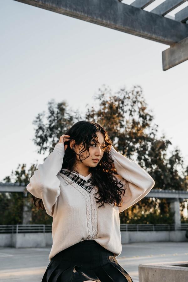 menina com vestindo roupas twee style e posando para a câmera