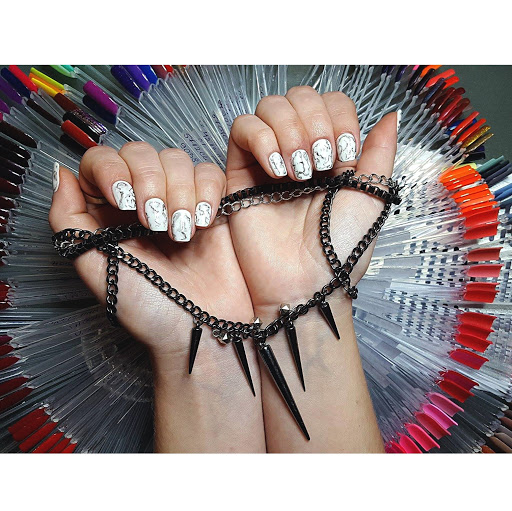 Heni Nails logo