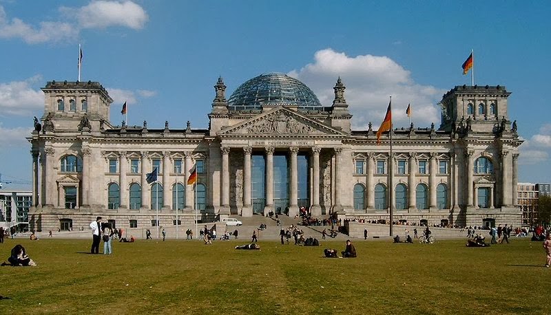 800px-Reichstag_mit_Wiese.