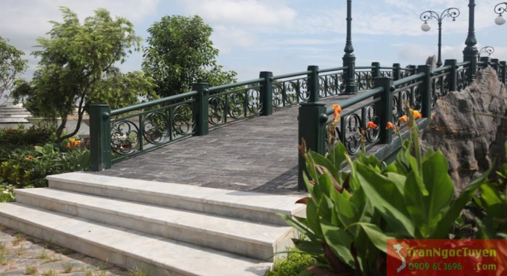 Cầu đi dạo qua hồ trung tâm biệt thự Vườn Cam