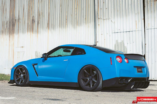 azure-blue-nissan-gt-r-with-20-inch-vossen-wheels-004