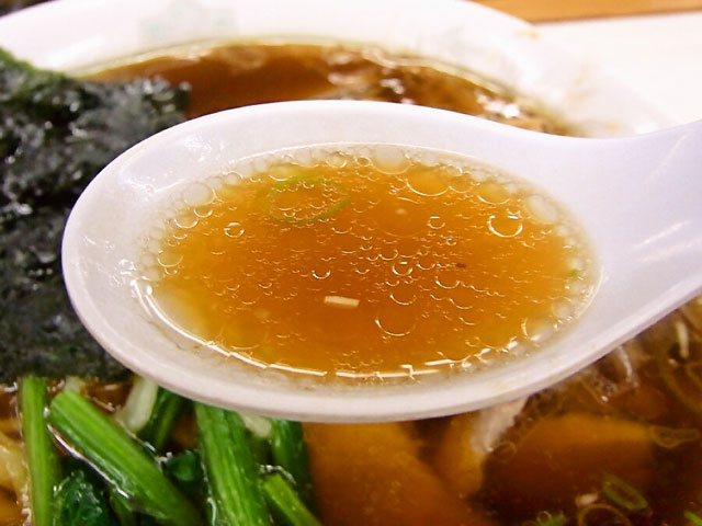 黒ずんだスープには鶏ガラ、醤油、生姜が効いてる