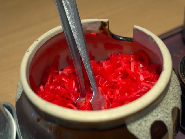 卓上の取り放題の壺に入れられた紅ショウガ