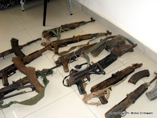 Des armes et munitions saisies par la police le 23 juin 2013 lors d'un bouclage au quartier Nyakaliba à Bukavu