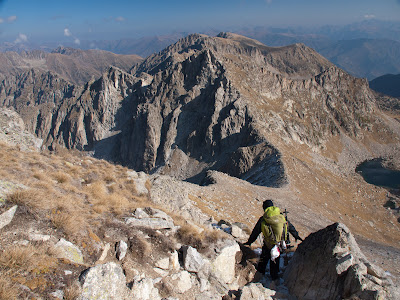 Baixant del Peguera, amb el Monestero davant