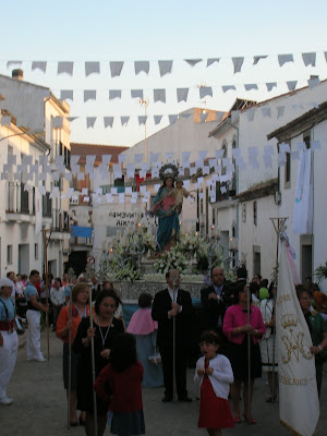 La imagen de María Auxiliadora por las calles de Pozoblanco el año 2010. Foto: Pozoblanco News, las noticias y la actualidad de Pozoblanco (Córdoba). Prohibido su uso y reproducción * www.pozoblanconews.blogspot.com