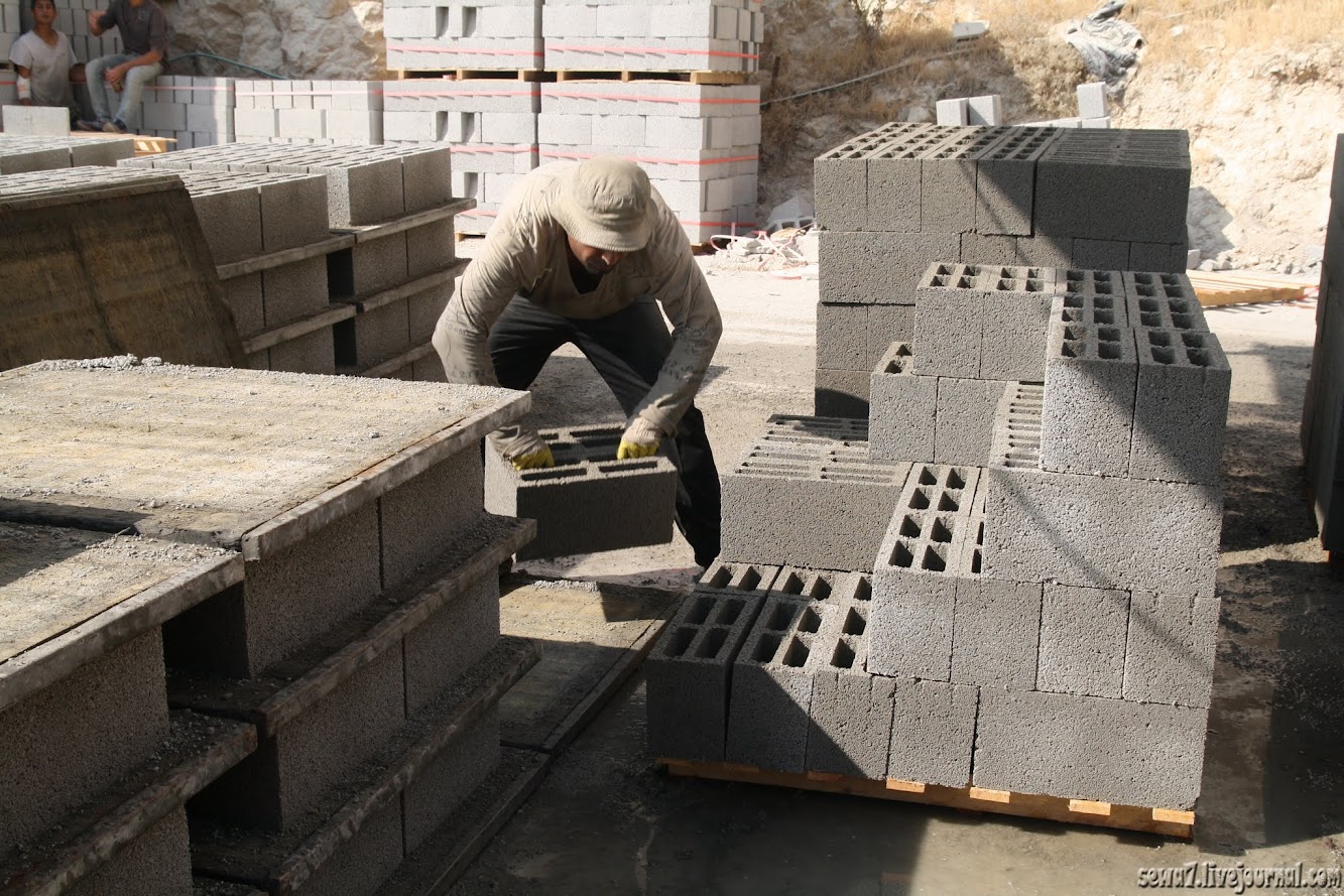 Делает бетонные плиты. Блоки из бетона м800. Монолитные блоки для строительства. Бетонный кирпич. Объемные бетонные блоки.