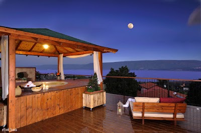 Photos of Suites expects lake