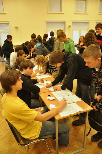 Odbiór kart do głosowania (fot. Alek Małachowski) 