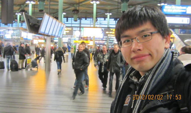 Superkid在阿姆斯特丹史基浦機場大廳留影~!