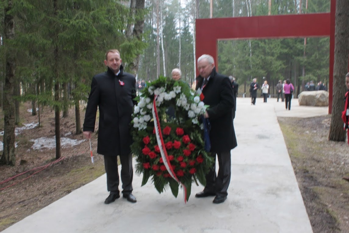 Pan minister Macierewicz w drodze do Katynia