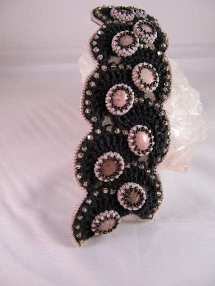 Cuff met haakwerk en rodochrosiet Cuff met haakwerk en rodochrosiet